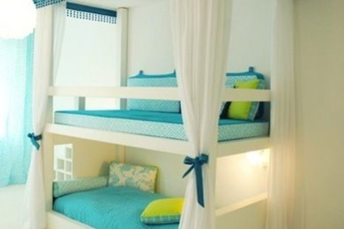 Poschodové postele sú ideálnym riešením do malej detskej izby