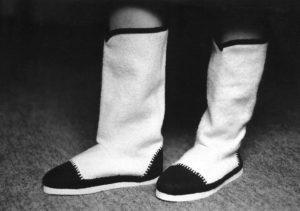 Vysoké čierno-biele papuče